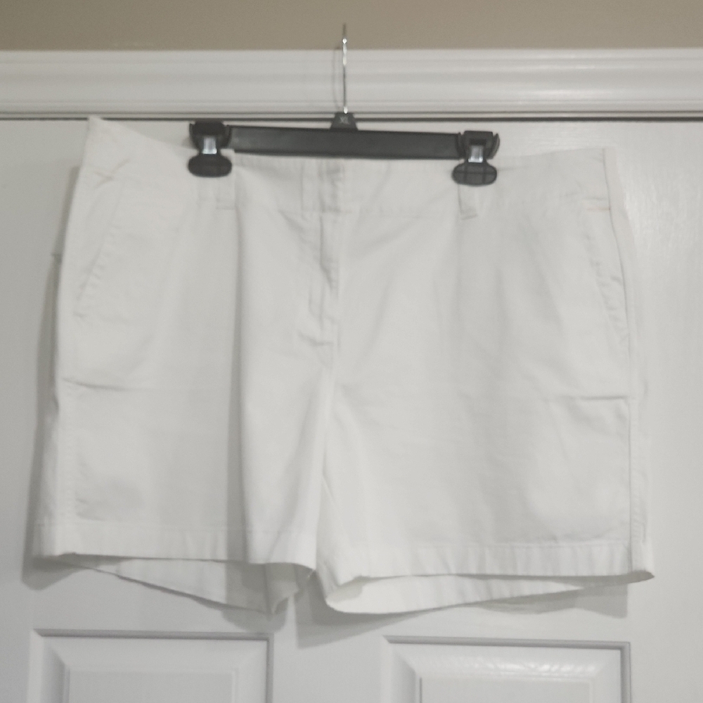Vineyard Vines White Bermuda Shorts Classic Style - Picture 2 of 3